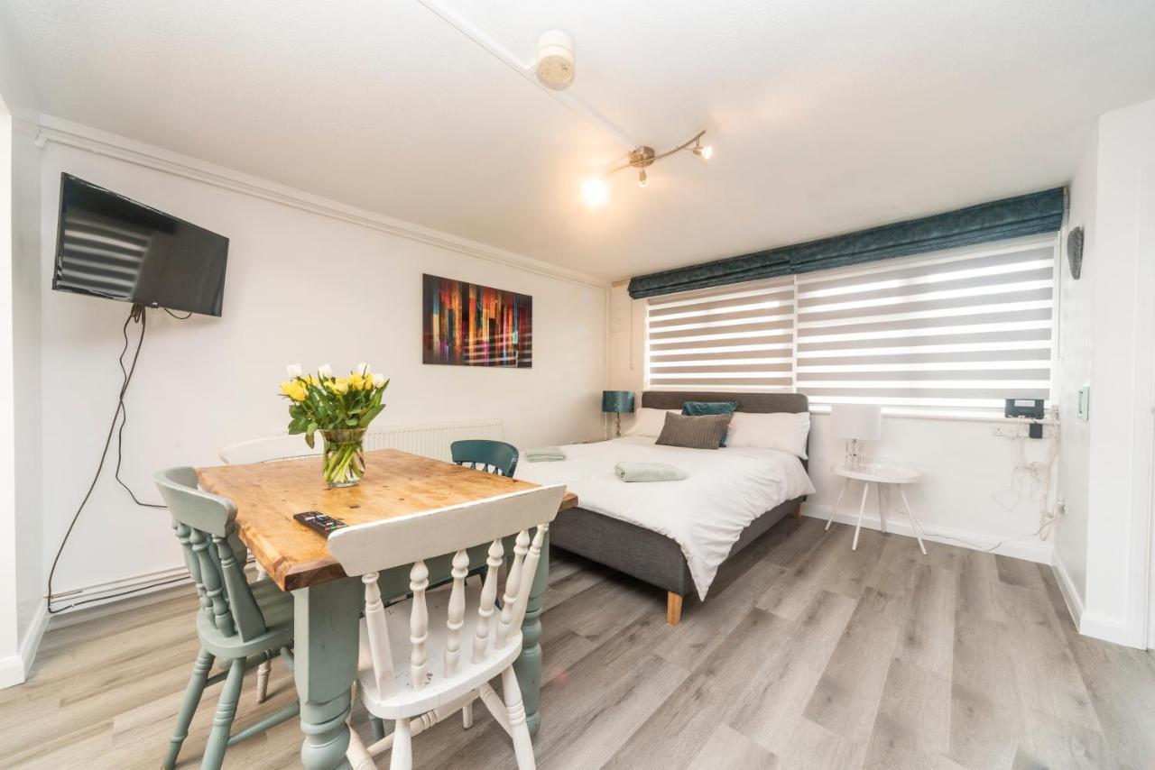 10 Boutique Studio Apartment Near Tube - Quiet Location Little Missenden Экстерьер фото